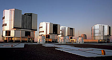 Quatre tlescopes principaux et auxiliaires  2635 m, Cerro Paranal, Chili.